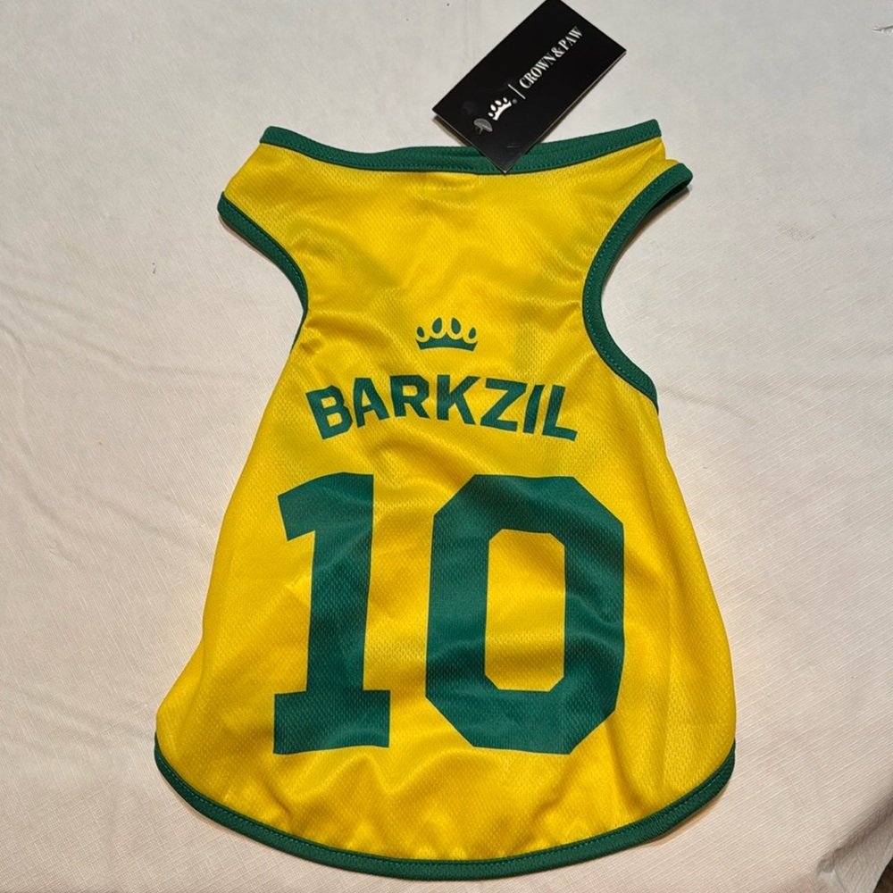 Dog, medium, green and gold New Jersey.